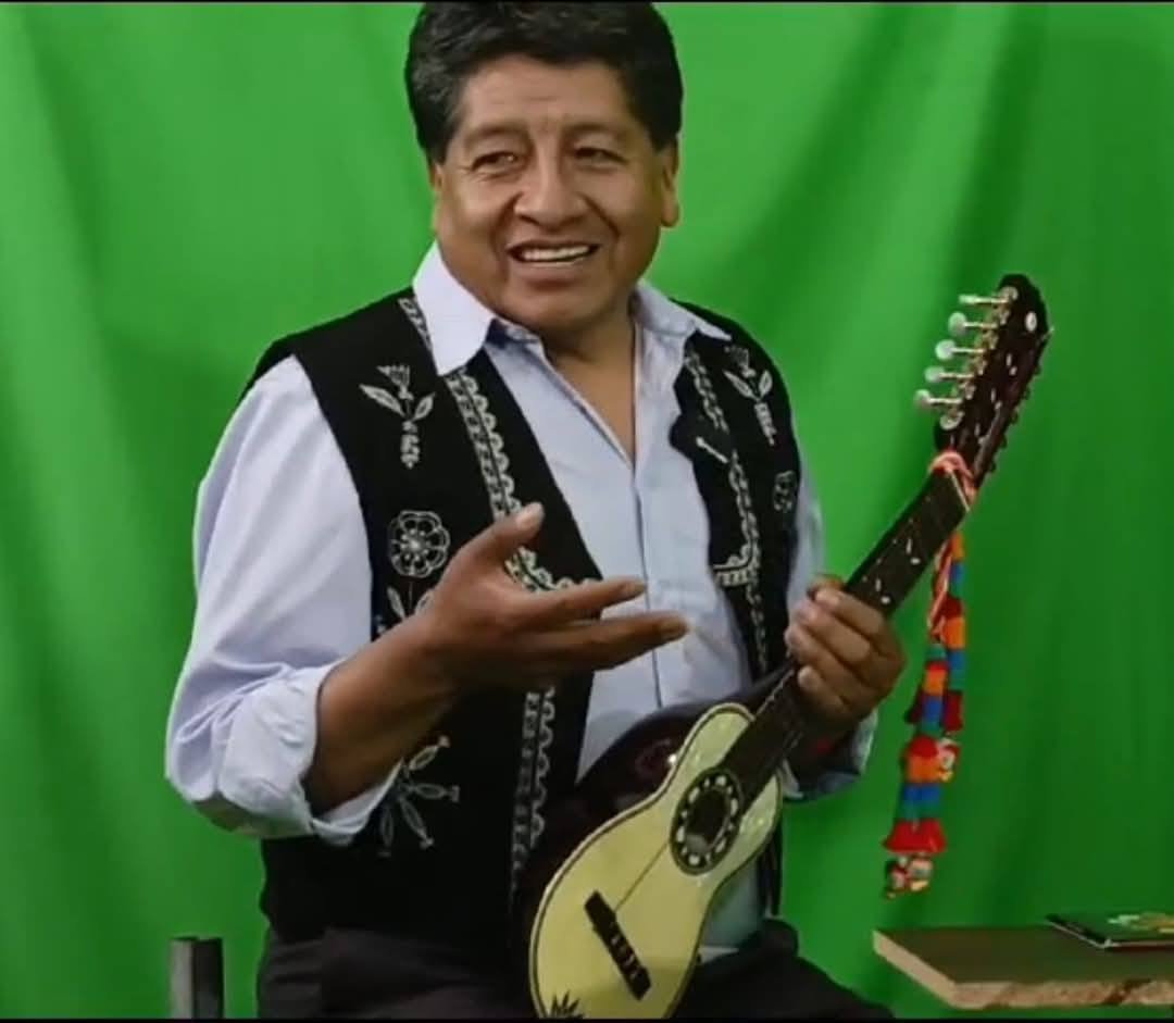 Pablo Reynaga Lupa:  SUEÑOS NACIDOS PARA PULSAR EL CHARANGO QUECHUA